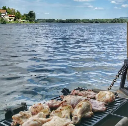 Splav Ljubavno Ostrvo